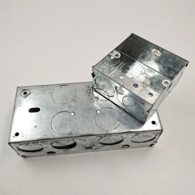品質  BS Standard Switch Socket Box IP65 Galvanized Steel 3X6 3X3 工場